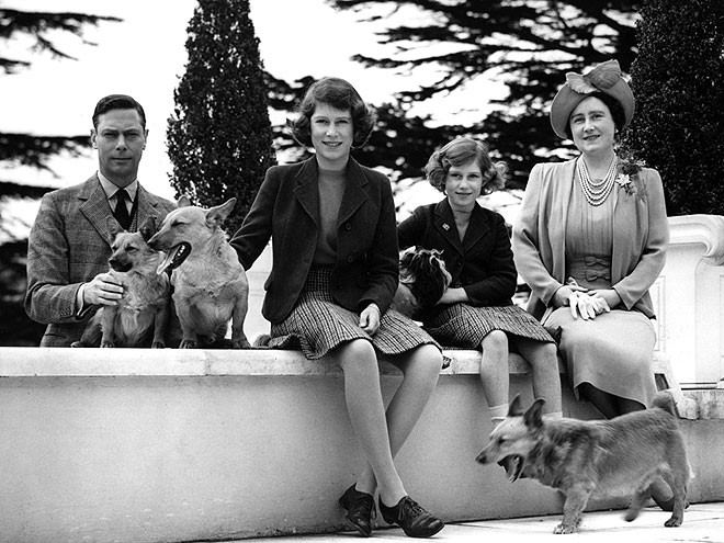 Gia đình hoàng gia - Vua George VI, hoàng hậu Elizabeth, các công chúa Elizabeth và Margaret - chụp tại The Royal Lodge Hoàng gia vào tháng 4/1940.