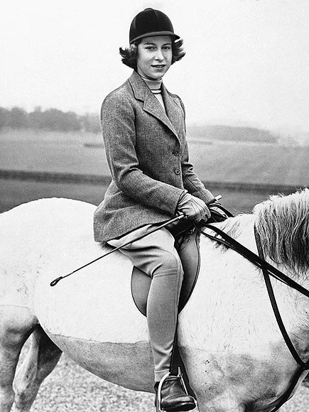 Cưỡi ngựa là một trong những sở thích của Elizabeth. Bức ảnh này được chụp vào sinh nhật lần thứ 14 của bà.