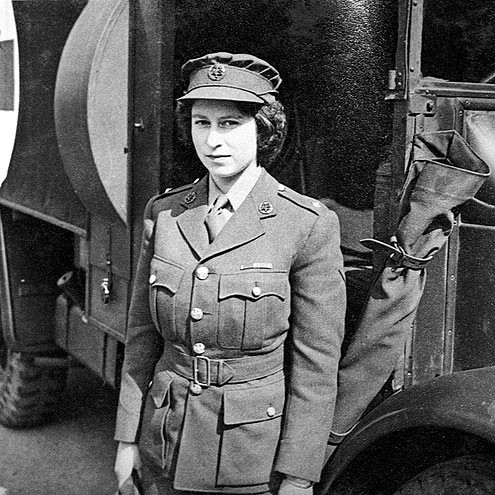 Công chúa Elizabeth trong bộ quân phục khi đang tập lái xe quân sự năm 1945. Trong chiến tranh thế giới 2, công chúa tham gia như một tay lái và thợ máy.