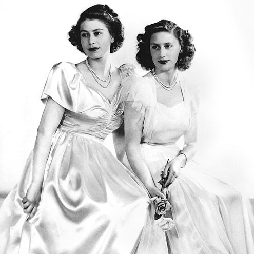 Elizabeth và Margaret vào năm 1946.