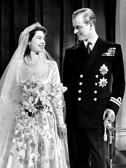 Công chúa Elizabeth và chồng, Philip Mountbatten, trong ngày cưới của họ 20/11/1947. Philip, người anh em họ xa của Elizabeth, từng là Hoàng tử Philip của Hy Lạp và Đan Mạch, đã từ bỏ danh hiệu của mình và bất kỳ tranh chấp liên quan đến ngai vàng trước khi kết hôn với công chúa Anh. Khoảng 200 triệu người trên khắp thế giới lắng nghe hôn lễ của họ.