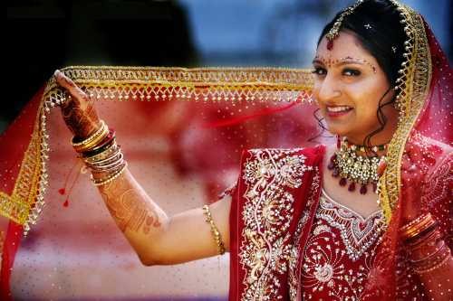 Điểm chung của váy cưới truyền thống Ấn Độ là mạng che và những bộ trang sức cầu kì