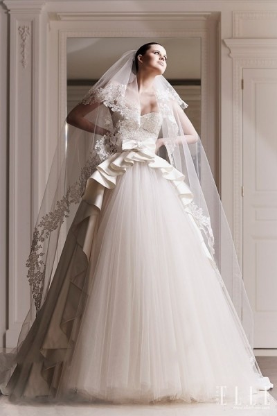 Váy cưới được thiết kế và may vô cùng công phu, tinh xảo.