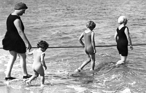 Trước đó, vào thế kỷ 18, phụ nữ khi đi biển thường mặc một chiếc áo dài che kín cả tay và chân. Đến cuối thế kỷ 19, họ đã được cho phép mặc những bộ đồ bơi ngắn hơn