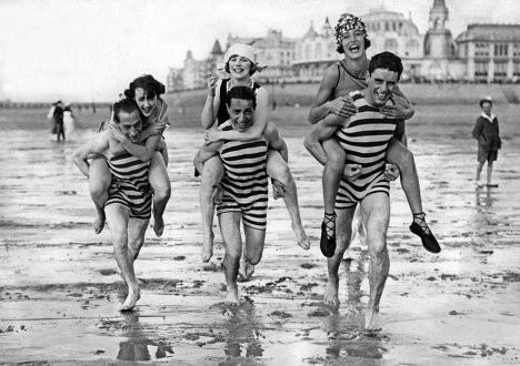 Đồ bơi của nam cũng bằng chất liệu cotton, được may giống như đồ thể thao hoặc đồ của diễn viên ở rạp xiếc
