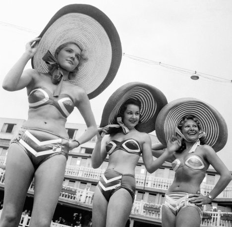 Năm 1946, thế giới thời trang đảo lộn vì một người đàn ông Pháp có tên là Louis Reard giới thiệu bộ đồ bơi 2 mảnh (bikini) và nó được gọi là "bộ đồ bơi bé nhất" thời bấy giờ.