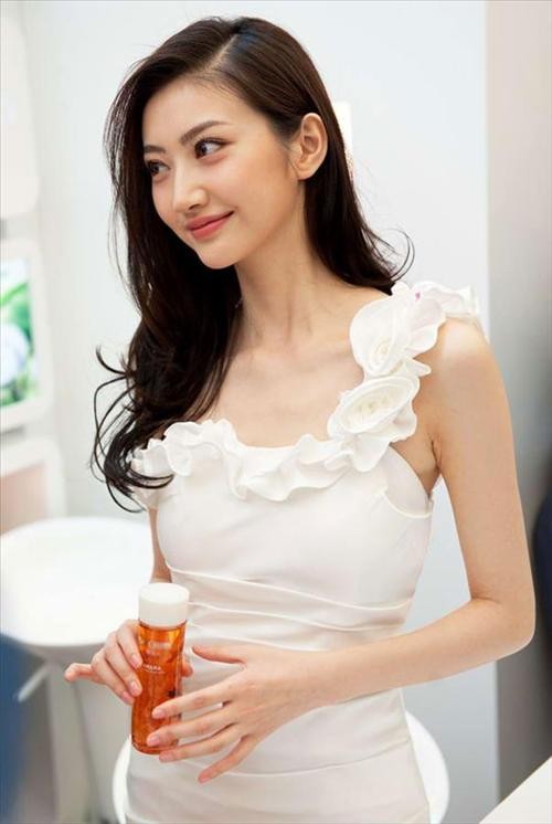 Cảnh Điềm xinh đẹp và duyên dáng với đầm trắng trong một buổi giới thiệu sản phẩm cho một tương hiệu nổi tiếng