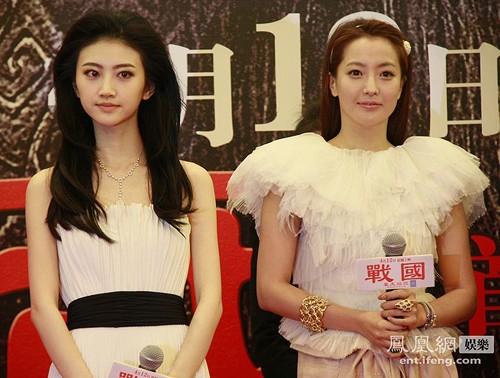 Cảnh Điềm và ngôi sao Hàn Quốc Kim Hee Sun trong buổi họp báo ra mắt phim "Chiến quốc".
