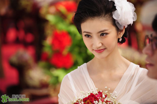 Cảnh Điềm thành cô dâu xinh đẹp trong "Cứu binh vượt thời gian", hợp tác cùng Hoắc Kiến Hoa.