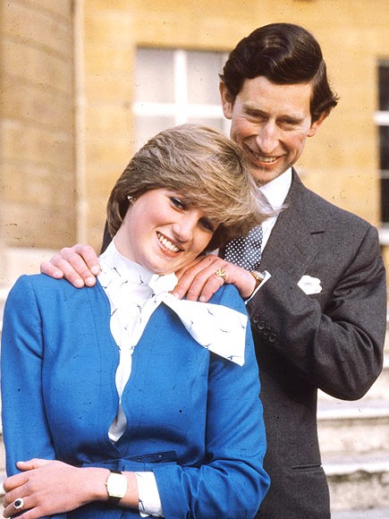 Bức ảnh đầu tiên của 2 vợ chồng thái tử Charles và công nương Diana, chụp ở cung điện Buckingham ngày 24/2/1981, sau khi họ tuyên bố đính hôn