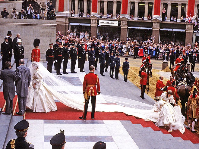 Hình ảnh trong đám cưới của hai người, một đám cưới vô cùng tráng lệ và xa hoa. Ấn tượng nhất chính là chiếc váy cưới dài hơn 8m mà công nương mặc