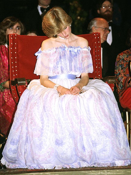 Công nương Diana ngủ quên trong một sự kiện năm 1981. Sau này được tiết lộ là do lúc đó bà đang mang thai hoàng tử William