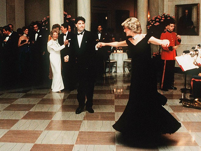 Công nương Diana nhảy cùng một nhân viên Nhà Trắng trong chuyến viếng thăm tới Mỹ cùng chồng, thái tử Charles