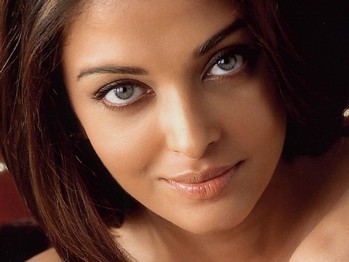 Là một cô gái thật đặc biệt, Aishwarya Rai sở hữu một đôi mắt thật tuyệt vời-đôi mắt màu xanh của cô thật ấn tượng và khó quên.