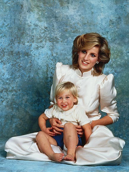 Cậu con trai đáng yêu bên người mẹ xinh đẹp, công nương Diana