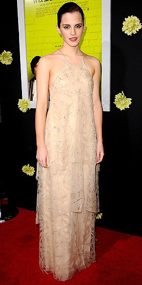 Emma Watson khoe mình dây với váy voan mềm mại và gợi cảm