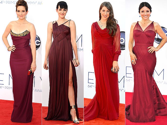 3. Kiếu váy màu Burgundi (màu đỏ tím) quý phái Các sao nữ lựa chọn kiểu màu váy này như: Tina Fey, Jena Malone , Mayim Bialik và Julia Louis-Dreyfus.
