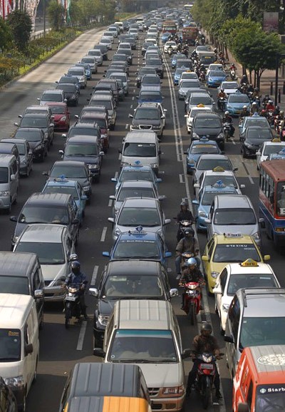 Giao thông ở Jakarta gặp nhiều khó khăn do lượng xe quá đông.