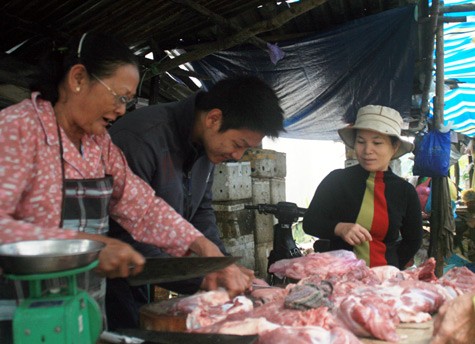 Ngày còn ở nhà, kình ngư Hoàng Quý Phước thường giúp mẹ bán thịt ở chợ.