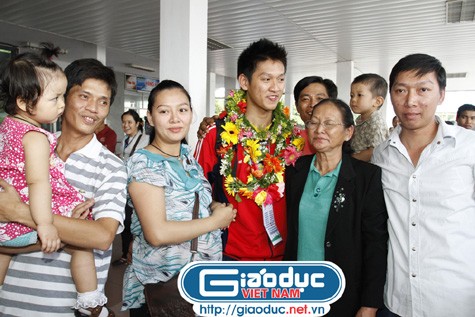 Quý Phước cùng mẹ, chị gái, anhh trai và anh rể trong ngày mừng chiến thắng SEA Games 26. Ảnh: GDVN