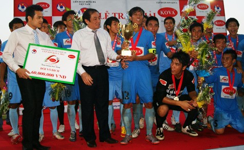 Chủ tịch VFF Nguyễn Trọng Hỷ trao Cúp cho U19 Đồng Tháp. Ảnh: Đình Viên