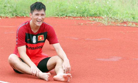 Công Vinh vẫn cười nói vui vẻ trong buổi tập chiều 5/10, như không hay biết CLB Hà Nội đã rút khỏi danh sách ở V-League 2013.