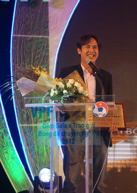 Minh Phương nhận giải Cầu thủ xuất sắc nhất 2012.