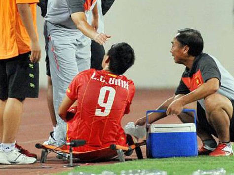 Công Vinh chấn thương sau pha va chạm với cầu thủ Indonesia.