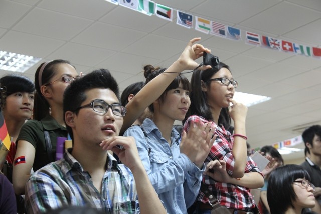 Sinh viên nước ngoài hào hứng theo dõi chương trình