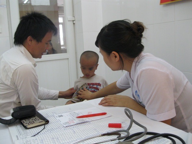 Đại diện Báo Giáo dục Việt Nam trực tiếp đưa bé Giàng A Trống Khua đi khám tại Bệnh viện mắt Trung ương