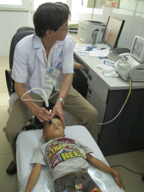 Bác sỹ Phan Thanh Dũng đang khám siêu âm cho Giàng A Trống Khua