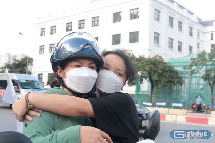 Chị Nguyễn Thị Hòa trao cho con gái cái ôm vội vàng với lời chúc &quot;Làm bài thi tốt con nhé!&quot;. Ảnh: Doãn Nhàn