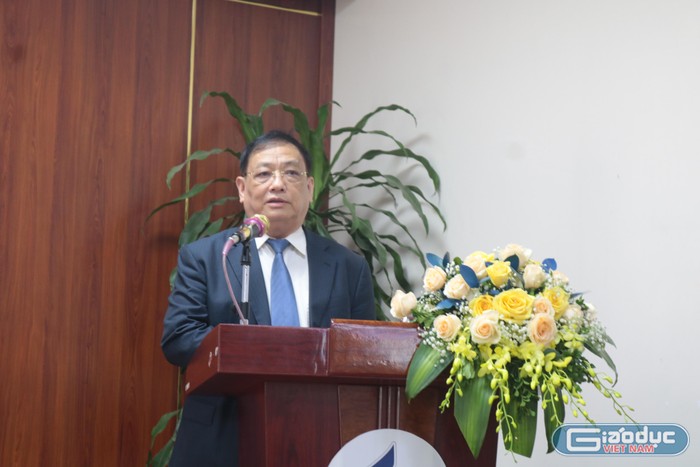 Hiệu trưởng trường Đại học Hoà Bình - Tô Ngọc Hưng phát biểu tại buổi lễ kí kết. Ảnh: Doãn Nhàn