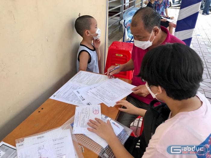 Học sinh đến làm thủ tục nhập học tại trường Trung học cơ sở và Trung học phổ thông Tạ Quang Bửu. (Ảnh: Doãn Nhàn)