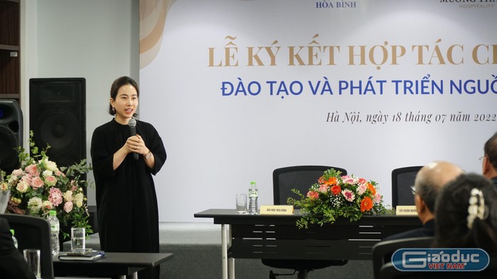 Bà Lê Thị Hoàng Yến - Đại diện Tập đoàn Mường Thanh bày tỏ sự vui mừng và vinh dự khi được làm việc với trường Đại học Hòa Bình. Ảnh: NTCC