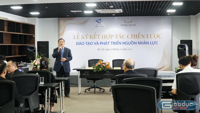 Hiệu trưởng trường Đại học Hòa Bình - Nhà giáo nhân dân, Phó giáo sư Tô Ngọc Hưng phát biểu tại lễ ký kết. Ảnh: NTCC