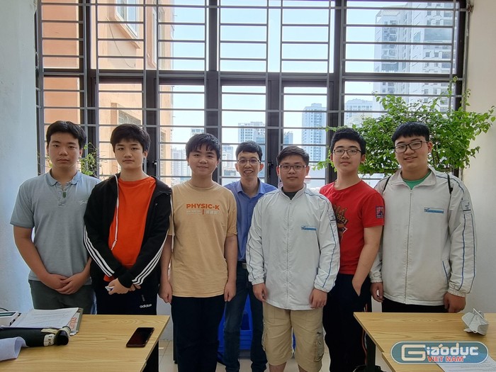 Lê Minh Hoàng (thứ 3 từ phải sang) và thầy Nguyễn Thành Lập (giữa) cùng các thành viên của đội tuyển dự thi Olympic Vật lý quốc tế năm 2022. Ảnh: NVCC