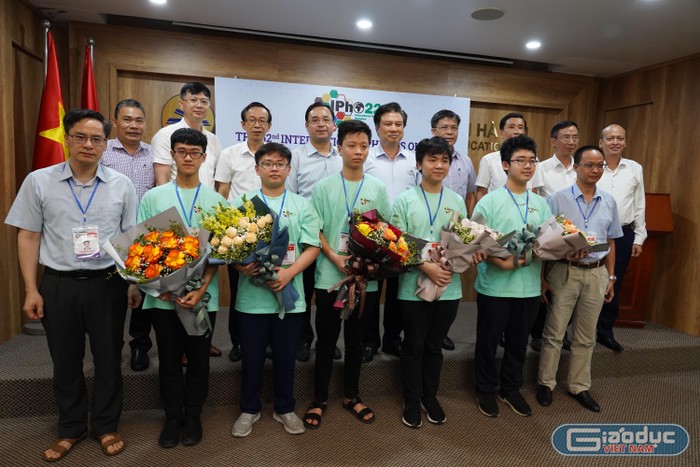Thứ trưởng Nguyễn Hữu Độ tặng hoa chúc mừng đội tuyển Việt Nam tham dự IPhO 2022. Ảnh: NVCC