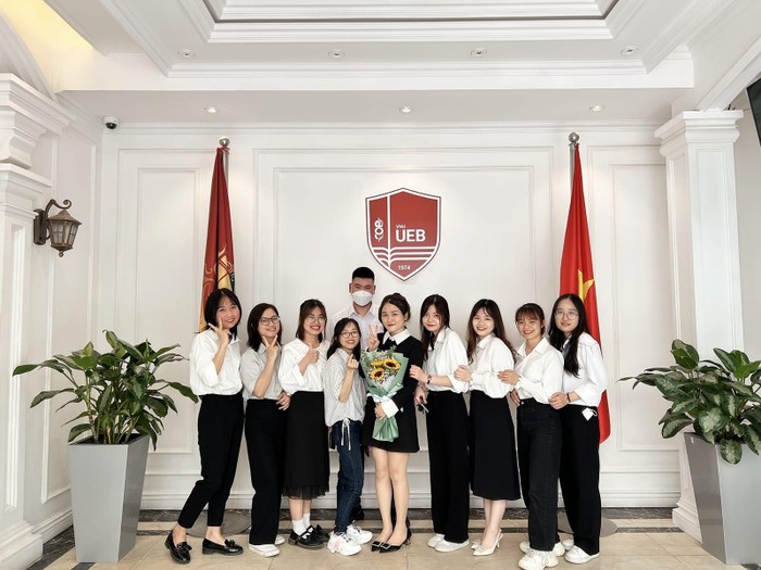 Ngoài việc học, Nguyễn Thị Hồng (thứ 3 từ phải sang) dành hầu hết thời gian tham gia các hoạt động ngoại khóa. Ảnh: NVCC