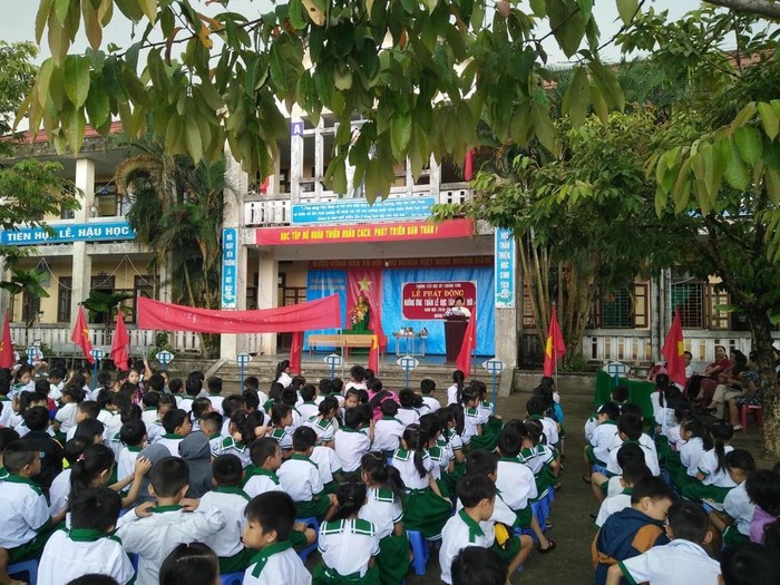 Thầy và trò trường Tiểu học số 1 Quảng Vinh (Thừa Thiên Huế). Ảnh: Website của trường.