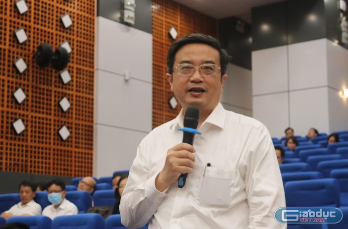 Giáo sư Nguyễn Vũ Quốc Huy - Hiệu trưởng trường Đại học Y - Dược, Đại học Huế phát biểu ý kiến tại hội nghị. Ảnh: Doãn Nhàn