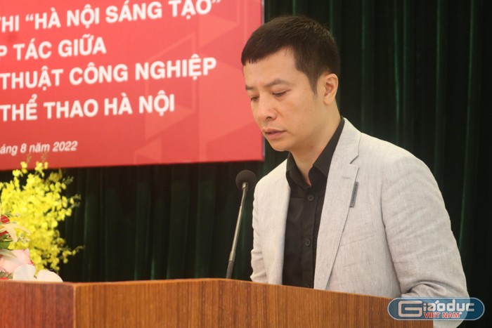 Thầy Lưu Việt Thắng - Đại diện Ban tổ chức công bố thể lệ cuộc thi.