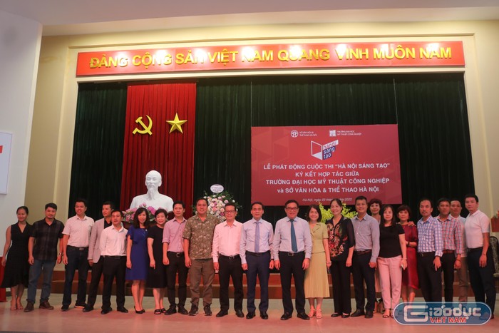 Cuối buổi lễ, đại diện Trường Đại học Mỹ thuật Công nghiệp cùng lãnh đạo Sở Văn hóa và Thể thao Hà Nội và các đại biểu chụp ảnh lưu niệm.