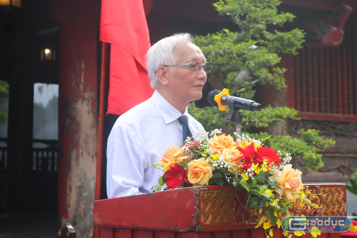 Thầy Nguyễn Tùng Lâm phát biểu tại buổi lễ khai giảng. Ảnh: Doãn Nhàn