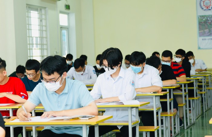 Thí sinh tham gia bài thi đánh giá tư duy năm 2022 của Đại học Bách khoa Hà Nội. Ảnh: DN