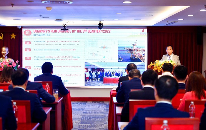 Ông Phan Tuấn Anh - Trưởng phòng Kế hoạch Dự án BIENDONG POC báo cáo về các chỉ tiêu sản xuất kinh doanh 9 tháng đầu năm. Ảnh: PVN
