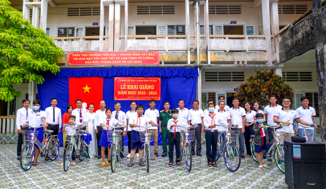 Đoàn Thanh Niên Công ty Khí Cà Mau phối hợp trao tặng 12 xe đạp trong chương trình &quot;Tiếp sức đến trường&quot; năm 2022. Ảnh: PVN