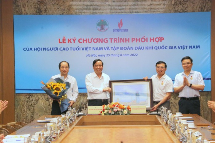 Lãnh đạo Tập đoàn trao tặng ảnh lưu niệm cho Hội Người cao tuổi Việt Nam. Ảnh: PVN