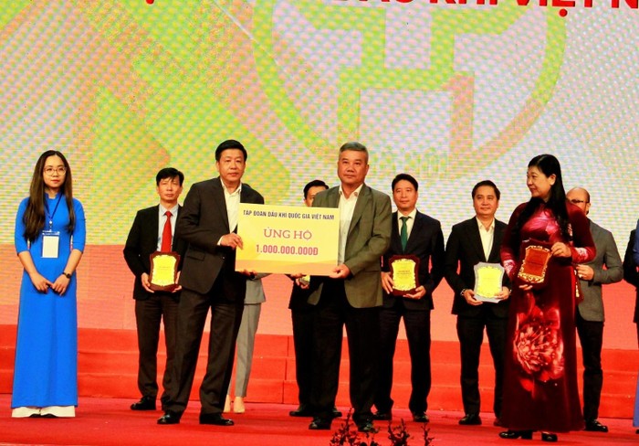 Phó Tổng giám đốc Petrovietnam Đỗ Chí Thanh thay mặt Tập đoàn trao số tiền 1 tỷ đồng ủng hộ Quỹ “Vì người nghèo” thành phố Hà Nội. Ảnh: PVN