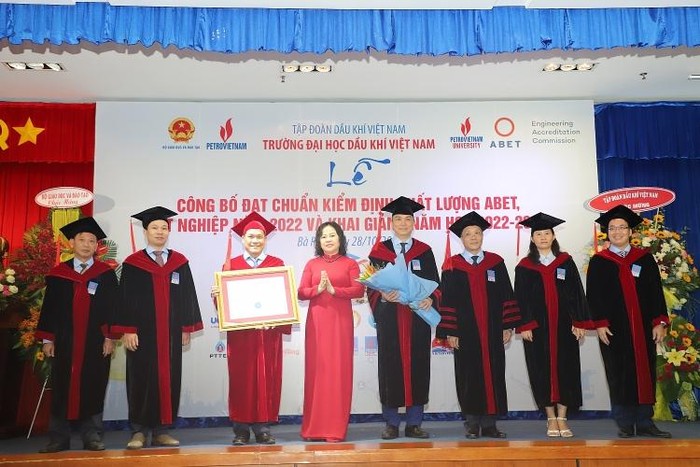 Thứ trưởng Ngô Thị Minh trao chứng nhận đạt chuẩn ABET cho Trường Đại học Dầu khí Việt Nam. Ảnh: PVN